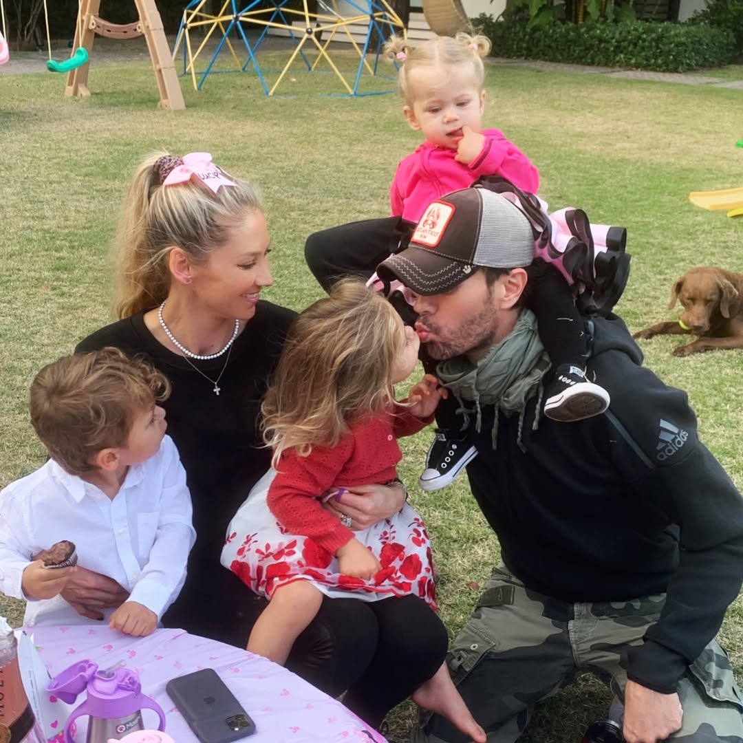 La familia de Enrique Iglesias y Anna Kournikova