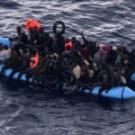 Sucesos. Un fallecido y 18 heridos en el naufragio de una patera que llevaba seis días a la deriva