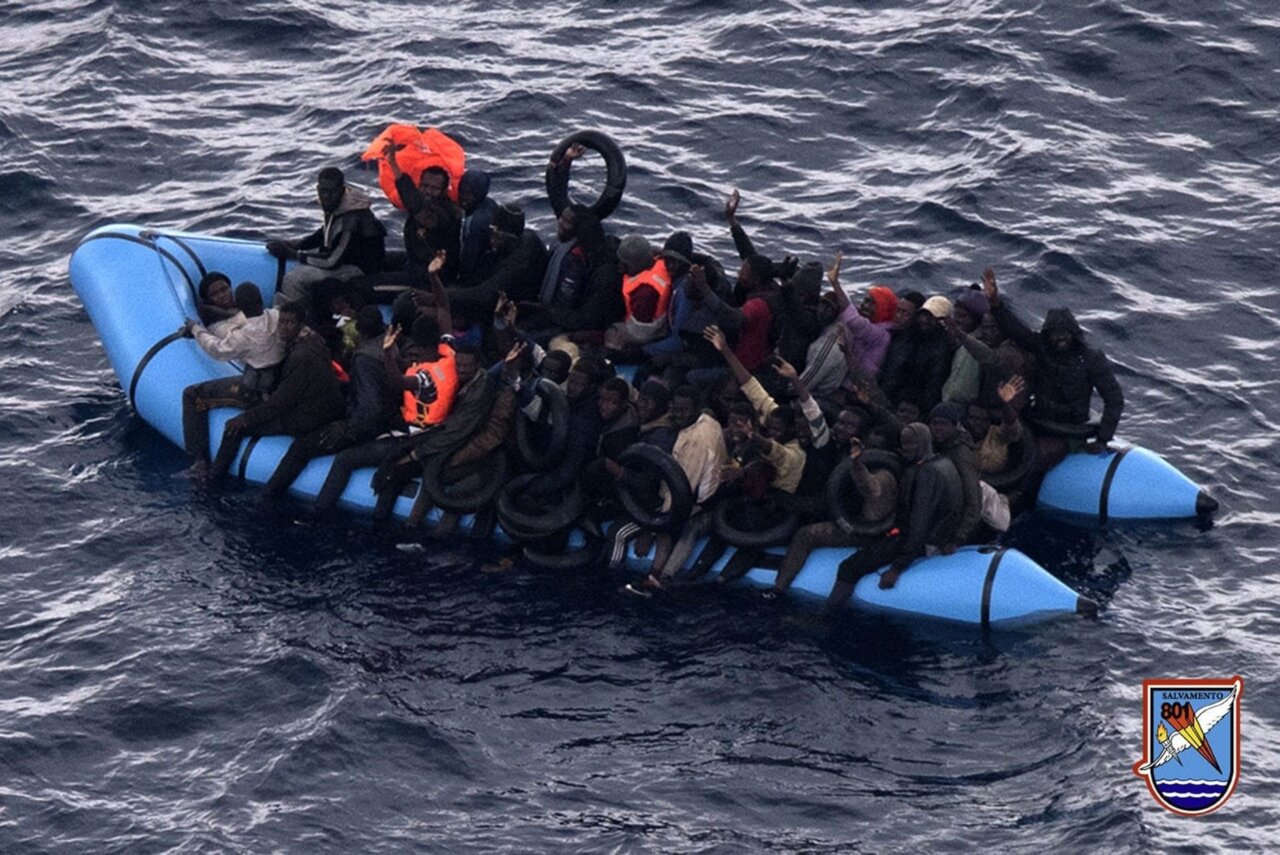 Sucesos. Un fallecido y 18 heridos en el naufragio de una patera que llevaba seis días a la deriva