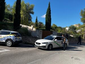 Intervenci&oacute;n policial en la villa donde trascendi&oacute; la fiesta denunciada por el Ayuntamiento de Santa Eularia. Imagen de IB3