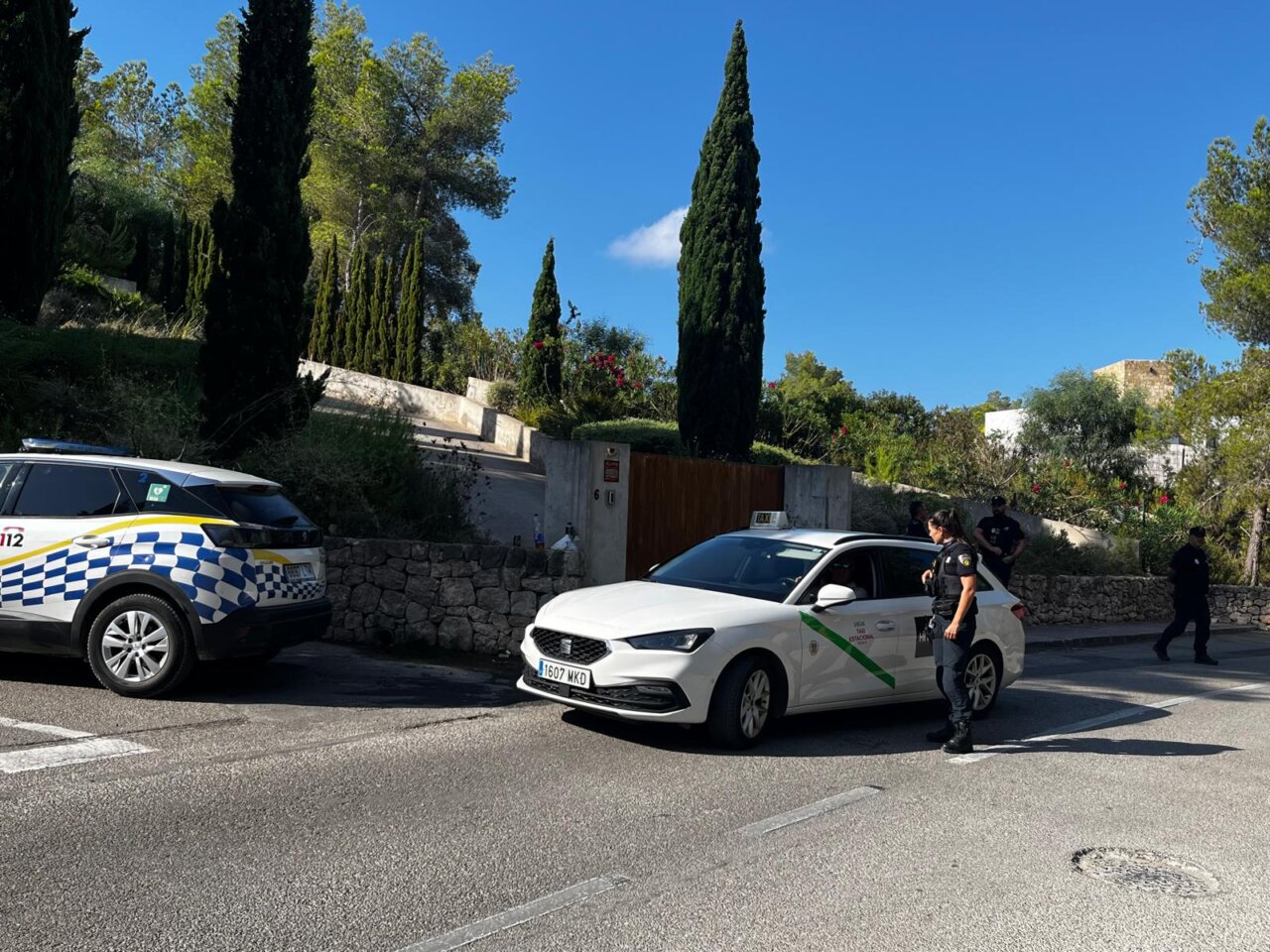 Intervención policial en la villa donde trascendió la fiesta denunciada por el Ayuntamiento de Santa Eularia. Imagen de IB3