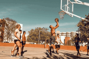 J&oacute;venes jugando 3x3 de baloncesto. Fotograf&iacute;a @3x3ibiza