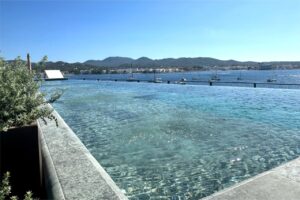 La espectacular piscina infinity con vistas panorámicas a la bahía