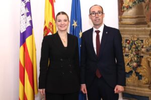 La presidenta del Govern, Marga Prohens, con el presidente del Consell de Formentera, &Oacute;scar Portas.