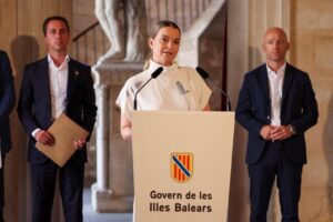 La presidenta del Govern, Marga Prohens, durante la rueda de prensa posterior a la reuni&oacute;n con los consells insulares para abordar la crisis migratoria.