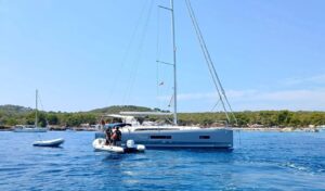 Levantan nueve actas por fondeos ilegales sobre posidonia en la bah&iacute;a de Sant Antoni y Cala Bassa.