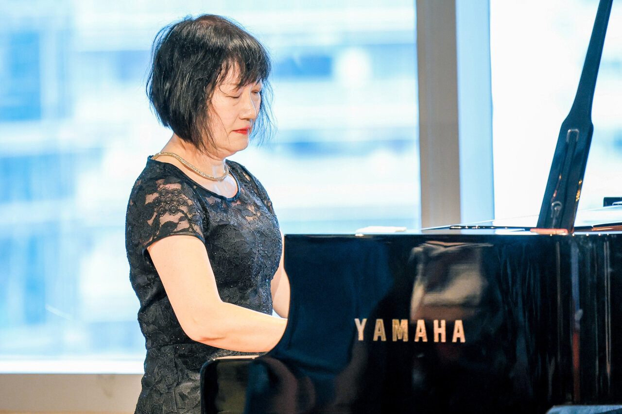 Mary Wu tocando el piano. The Garden Road Mary Wu tocando el piano. The Garden Road