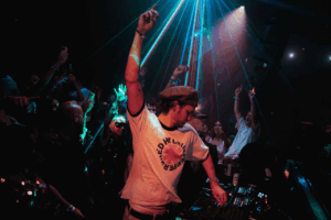 Mau P en su residencia Baddest Behaviour. Archivo