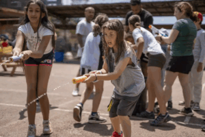 Ni&ntilde;as jugando. Imagen ilustrativa (capuxi.com)