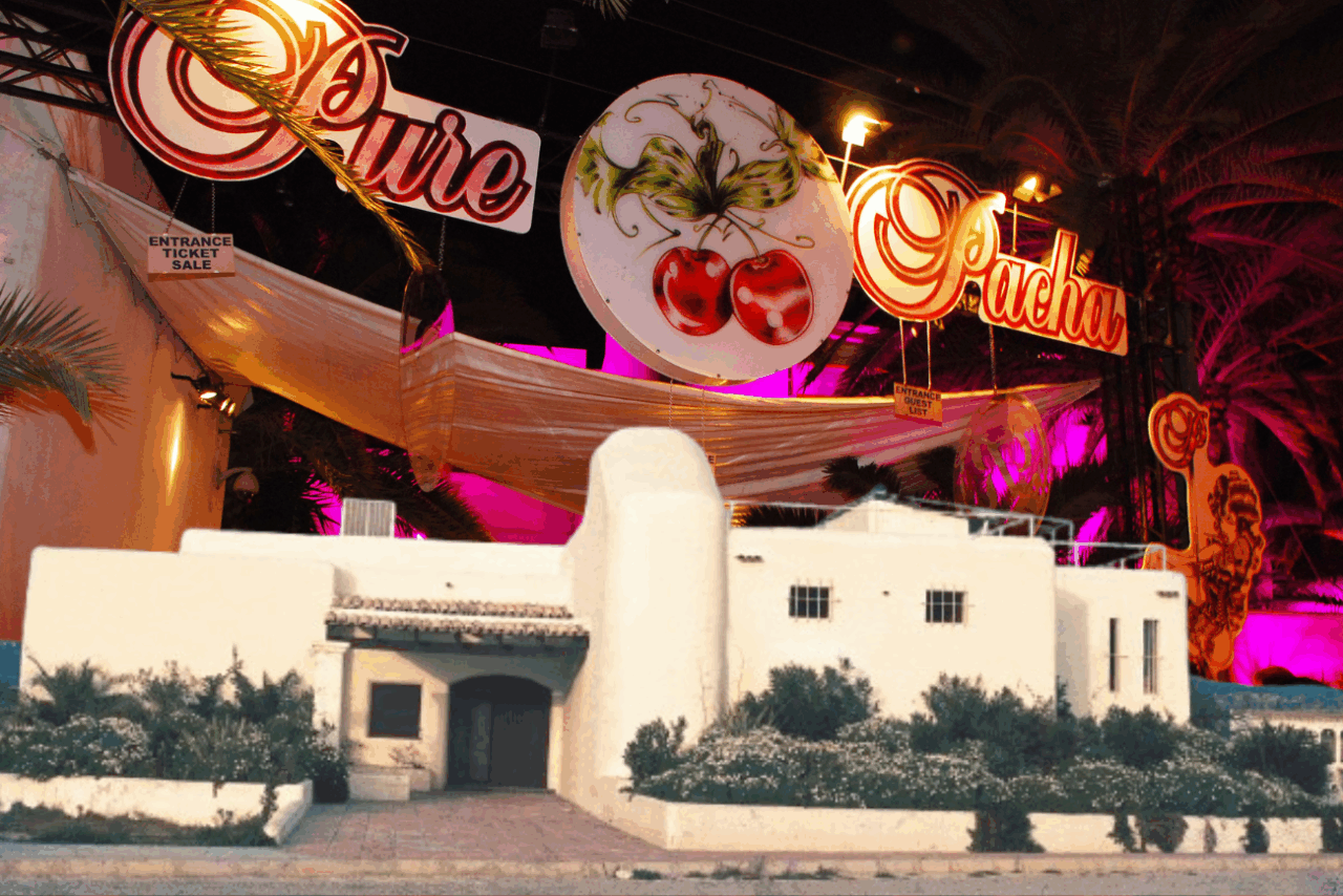 Pacha Ibiza en 1973 (abajo) y Fiesta Pure Pacha en Pacha Ibiza 2007. Cortesía Pacha