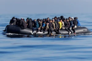 Inmigrantes en una patera. EFE/EPA/TOLGA AKMEN/Archivo