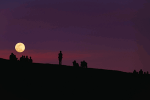 Personas mirando la luna. Imagen Ilustrativa. Archivo