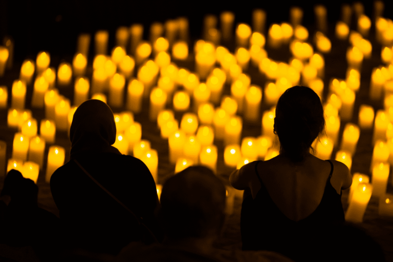 Personas observan concierto Candlelight.