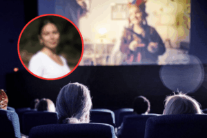 Personas viendo una proyecci&oacute;n audiovisual