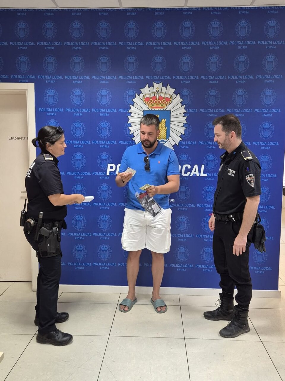 Policía de Ibiza entrega la cartera recuperada.