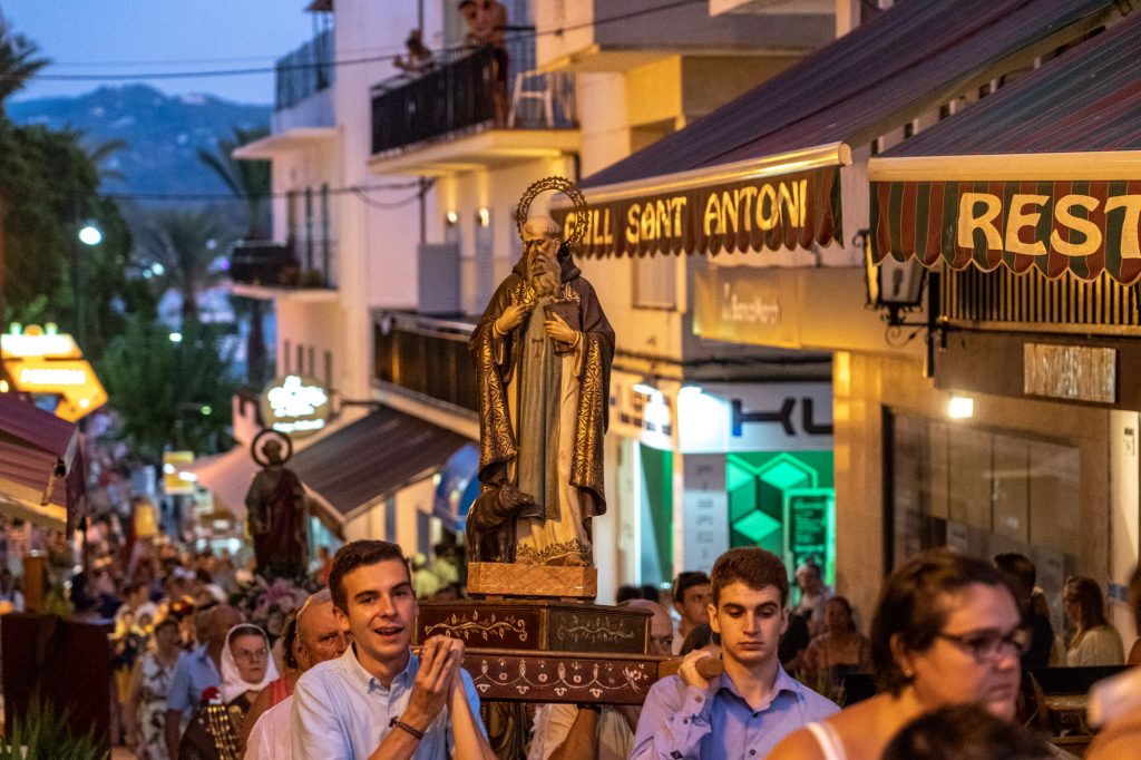 Procesión de San Bartolomé por las calles de San Antonio, Ibiza.
