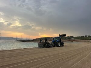 Servicio de limpieza mecanizada en la playa.