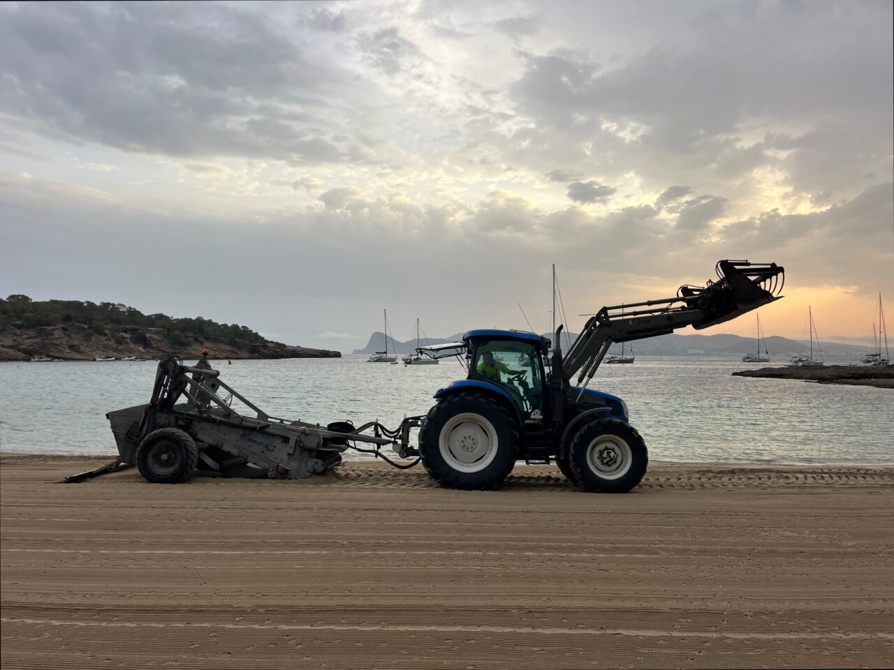 Servicio de limpieza mecanizada en la playa.