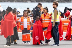 Varios servicios de emergencia atienden a migrantes reci&eacute;n rescatados de un cayuco, en Puerto Naos, a 4 de enero de 2025, en Arrecife, Lanzarote, Canarias (Espa&ntilde;a).