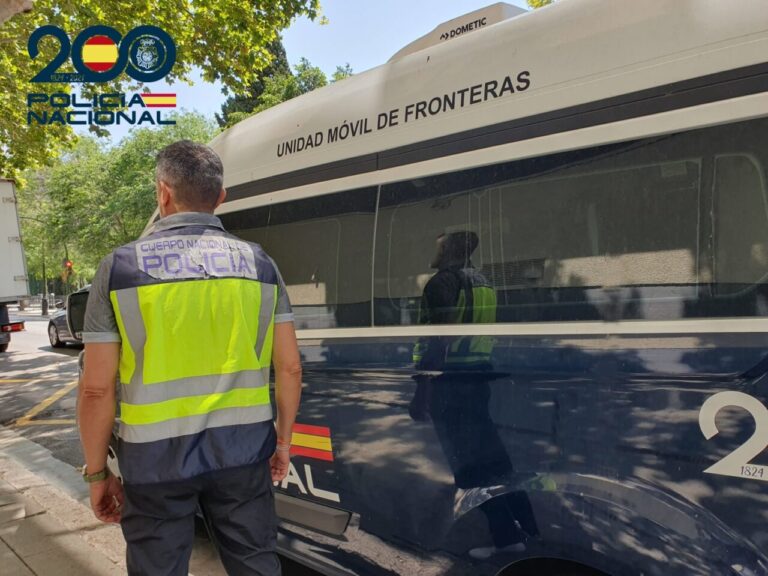 Un agente de la Unidad de Fronteras de la Policía Nacional