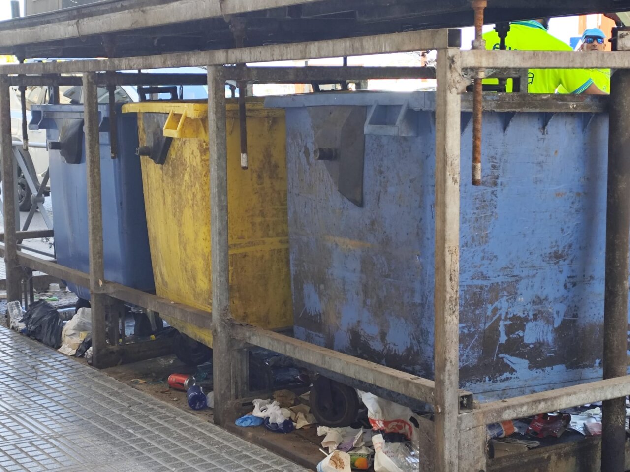 Tachos de basura durante la recolección. La Voz de Ibiza Tachos de basura durante la recolección. La Voz de Ibiza