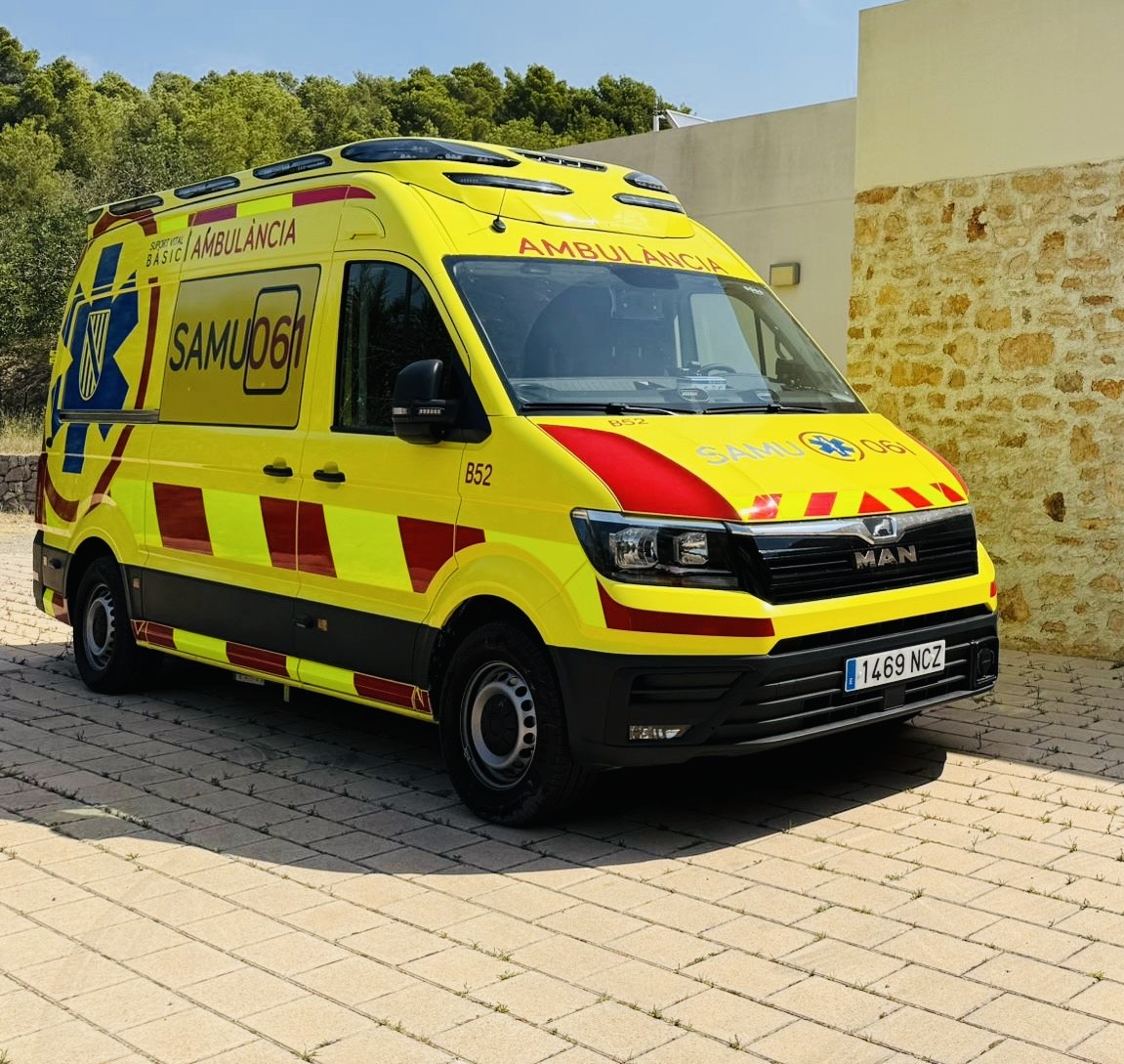 Una de las dos ambulancias de refuerzo de las tres prometidas.