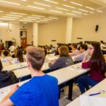 Los docentes recibirán un aumento salarial.