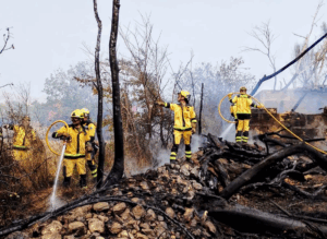 bomberos apagando un incendio