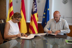 El presidente del Consejo Insular de Eivissa, Vicent Mar&iacute;, y la presidenta de la Uni&oacute;n de Cooperativas Agrarias de Baleares, UCABAL, Jer&oacute;nima Bonaf&eacute;.
