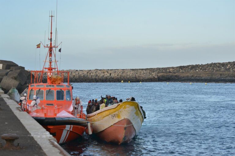 Una patera llegando a un muelle de España.
