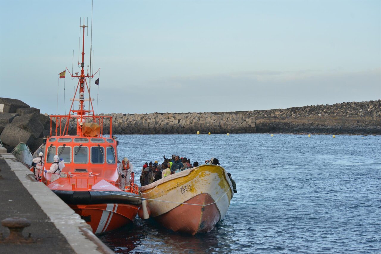 Una patera llegando a un muelle de España.