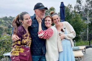 Bruce Willis junto a sus hijas Bruce Willis junto a sus hijas
