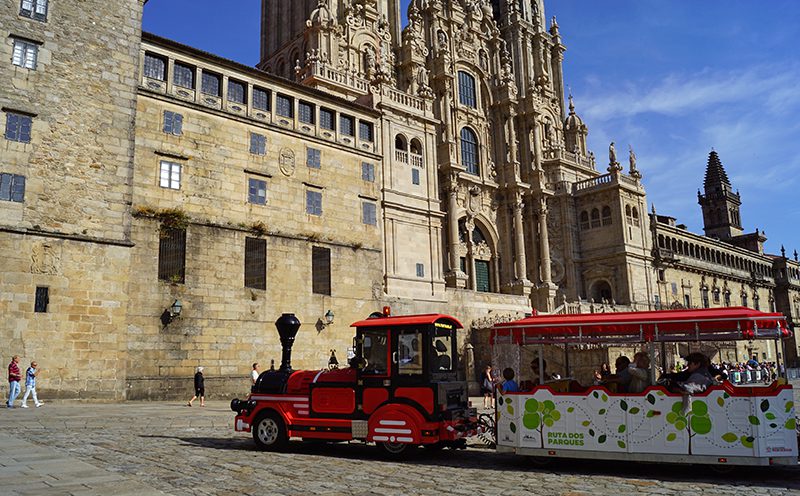 tts parques obradoiro4 800x496 Accidente del tren turístico en Santiago