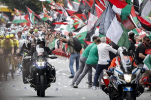 Manifestaci&oacute;n pro Palestina en la Vuelta ciclista por Bilbao