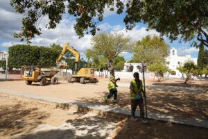 20250926 Foto Iniciadas las obras del nuevo parque infantil de la plaza de la Iglesia de Jes&uacute;s comp (1)