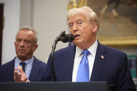 El presidente de Estados Unidos, Donald Trump, junto al Secretario de Estado para la Sanidad, Robert Kennedy Jr