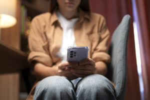 Adolescente con su tel&eacute;fono. Desde la pandemia, los j&oacute;venes se han abierto a hablar de su salud mental.