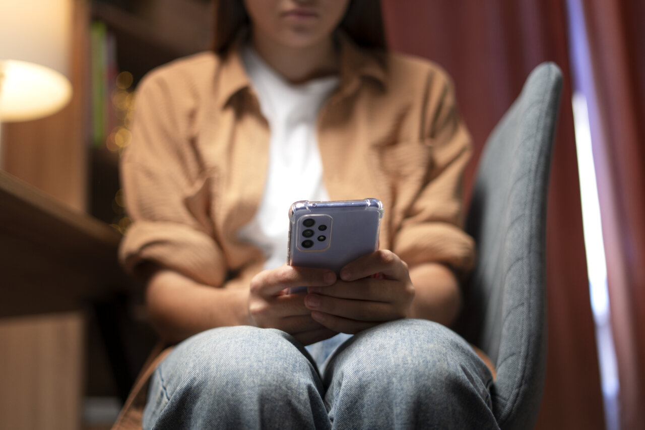 Adolescente con su teléfono. Desde la pandemia, los jóvenes se han abierto a hablar de su salud mental.