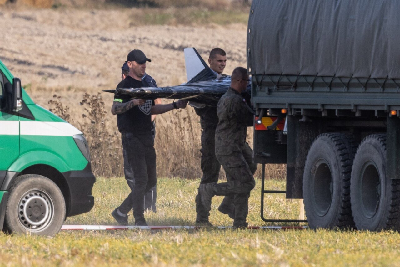 Agentes traslandan un dron ruso que cayó en Polonia