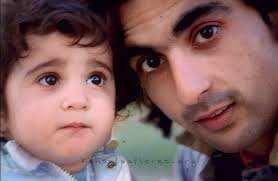 Alba Flores de pequeña y su padre Antonio