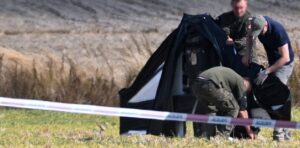 Autoridades polacas revisan el lugar donde habría caído uno de los drones
