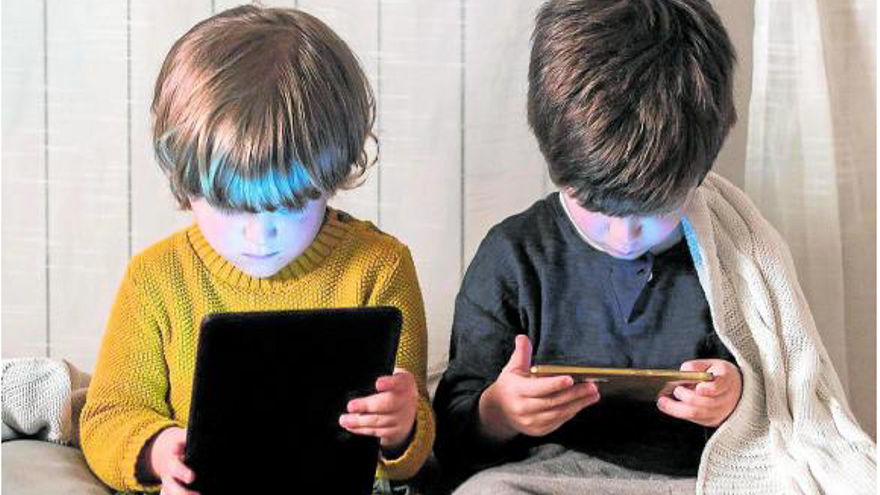 Baleares debate una drástica medida para frenar el uso de los dispositivos en niños pequeños