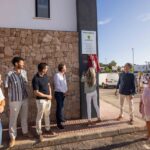 La alcaldesa de Santa Eulària, Carmen Ferrer, descubre la placa.