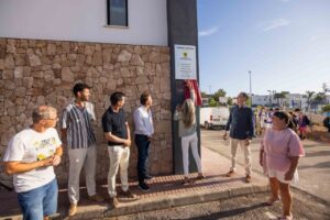 La alcaldesa de Santa Eul&agrave;ria, Carmen Ferrer, descubre la placa.