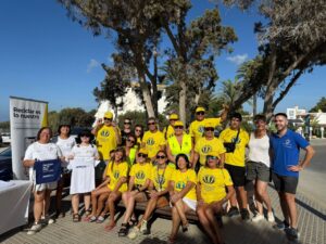 Foto de grupo de los voluntarios que han participado en Cala Tarida.