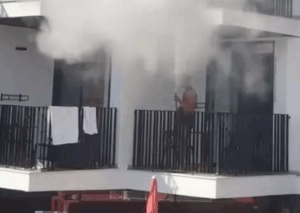 El momento en que un turista vac&iacute;a un extintor en un hotel de Ibiza