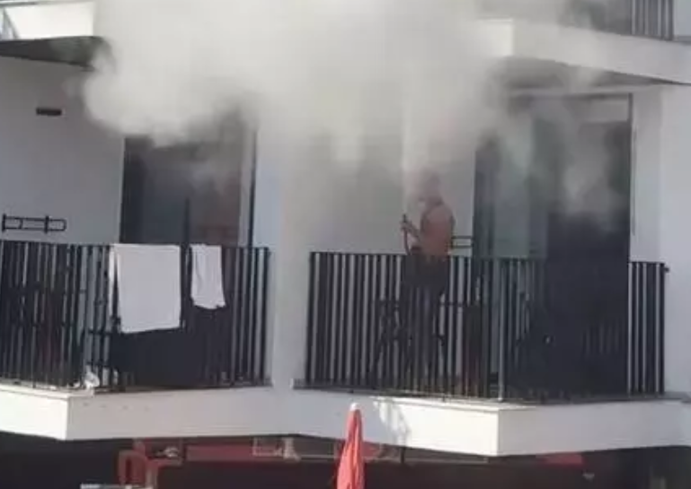 El momento en que un turista vacía un extintor en un hotel de Ibiza