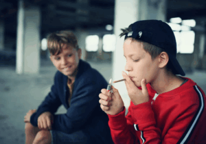 Menores consumiendo cannabis.