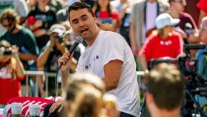 Charles Kirk muere tras un disparo en el cuello