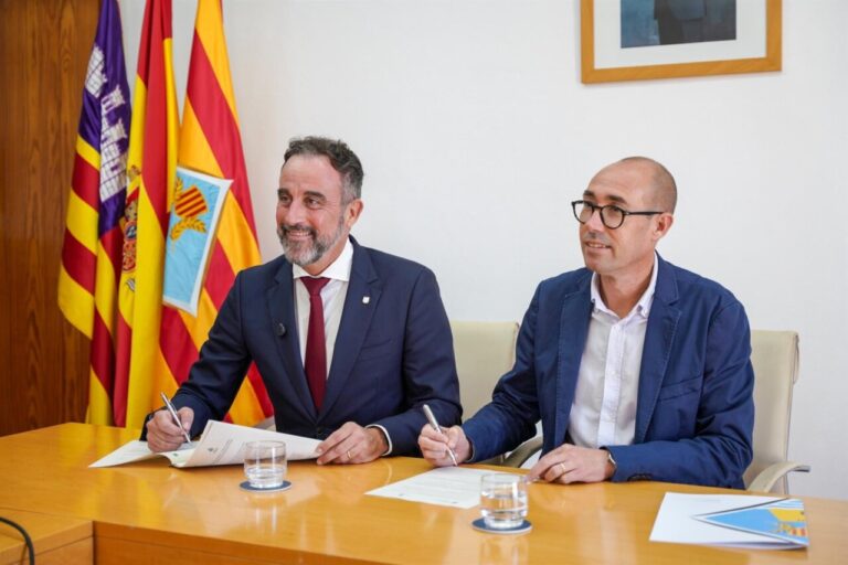 El conseller de Vivienda, Territorio y Movilidad, José Luis Mateo, junto al presidente del Consell de Formentera, Óscar Portas.